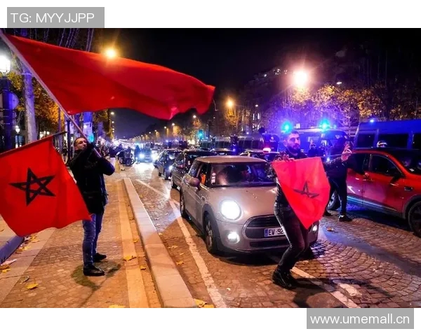 巴黎球迷大巴深夜抛锚高速上80人被困数小时等待救援